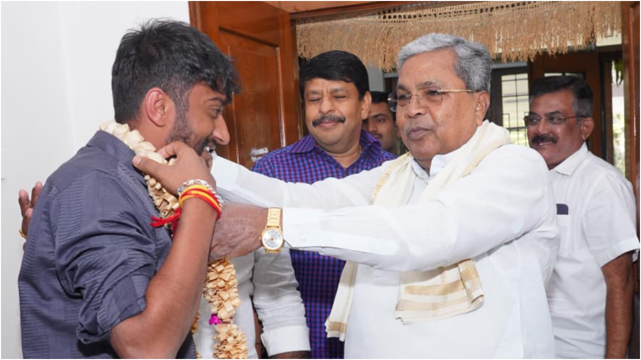 ʻಬಿಗ್‌ ಬಾಸ್‌ ಕನ್ನಡ 12ʼ ಶೋನಲ್ಲಿ ಗೆದ್ದ ಗಿಲ್ಲಿ ನಟನಿಗೆ ಸಿಕ್ತು ಸಿಎಂ ಸಿದ್ದರಾಮಯ್ಯ ಆಶೀರ್ವಾದ; ಇಲ್ಲಿವೆ ನೋಡಿ ಫೋಟೋಗಳು - Image 1