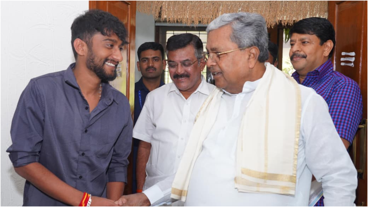 ʻಬಿಗ್‌ ಬಾಸ್‌ ಕನ್ನಡ 12ʼ ಶೋನಲ್ಲಿ ಗೆದ್ದ ಗಿಲ್ಲಿ ನಟನಿಗೆ ಸಿಕ್ತು ಸಿಎಂ ಸಿದ್ದರಾಮಯ್ಯ ಆಶೀರ್ವಾದ; ಇಲ್ಲಿವೆ ನೋಡಿ ಫೋಟೋಗಳು - Image 2