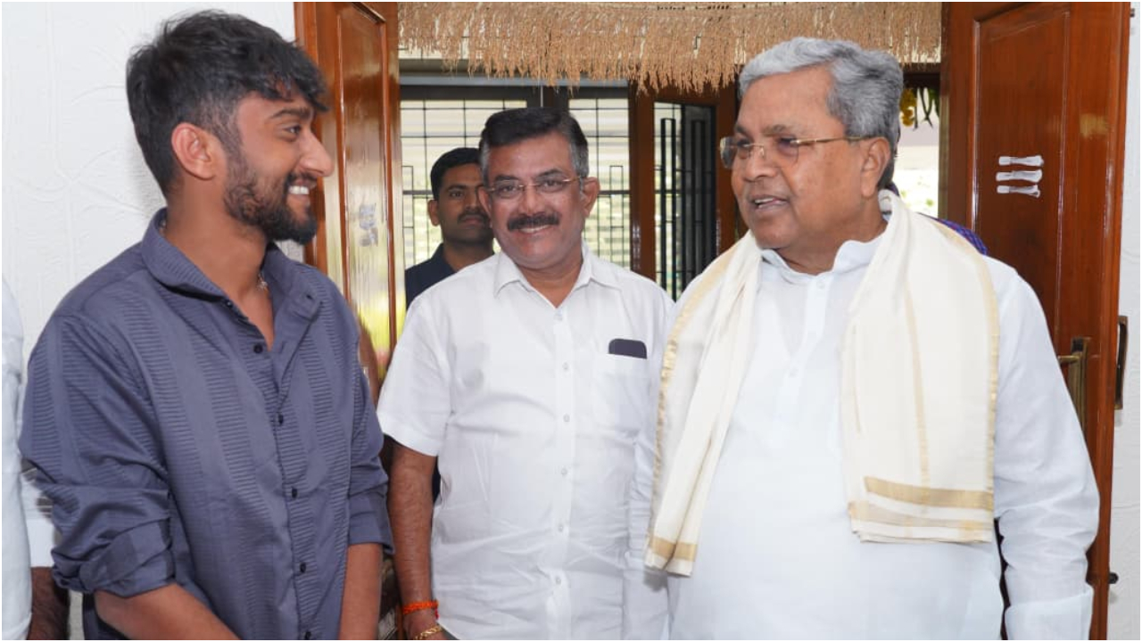 ʻಬಿಗ್‌ ಬಾಸ್‌ ಕನ್ನಡ 12ʼ ಶೋನಲ್ಲಿ ಗೆದ್ದ ಗಿಲ್ಲಿ ನಟನಿಗೆ ಸಿಕ್ತು ಸಿಎಂ ಸಿದ್ದರಾಮಯ್ಯ ಆಶೀರ್ವಾದ; ಇಲ್ಲಿವೆ ನೋಡಿ ಫೋಟೋಗಳು - Image 3