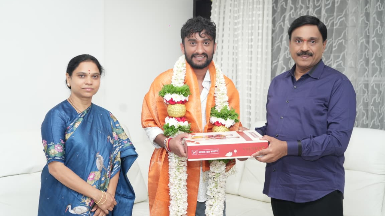 ಜನಾರ್ದನ ರೆಡ್ಡಿ ಮನೆಗೆ ಭೇಟಿ ನೀಡಿದ ಗಿಲ್ಲಿ ನಟ; ಬಿಗ್‌ ಬಾಸ್‌ ವಿನ್ನರ್‌ ಬಗ್ಗೆ ಮಾಜಿ ಸಚಿವ ಏನಂದ್ರು ನೋಡಿ - Image 2