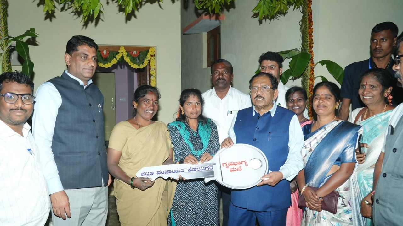 Koratagere News: ಕೊರಟಗೆರೆಯ 13 ಪೌರ ಕಾರ್ಮಿಕರಿಗೆ ಮನೆ ಹಸ್ತಾಂತರಿಸಿದ ಗೃಹ ಸಚಿವ ಪರಮೇಶ್ವರ್‌