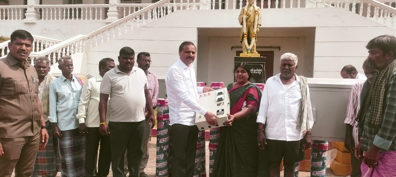 MLA KH Puttaswamy Gowda: ಫಲಾನುಭವಿ ರೈತರಿಗೆ ಸಲಕರಣೆಗಳ ವಿತರಣೆ