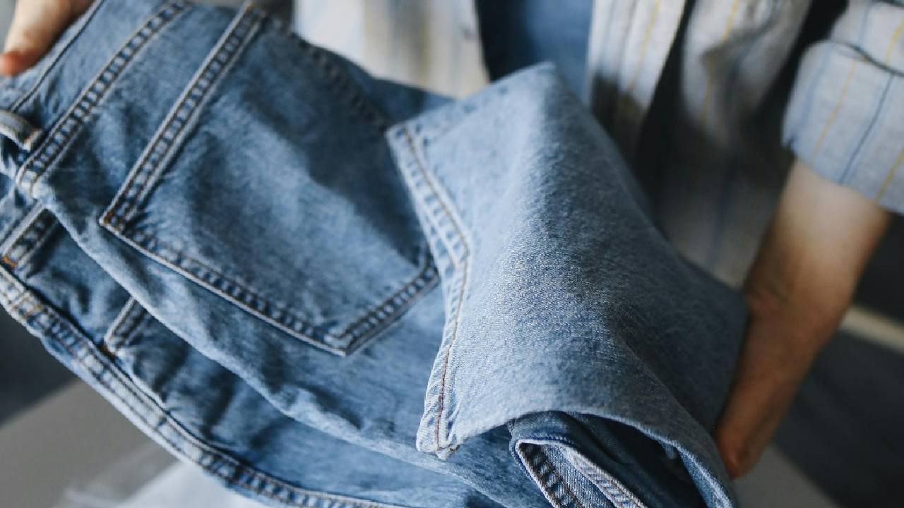 Gen z Fashion 2026: ಜೆನ್ ಝೀ ಹುಡುಗಿಯರ ಫ್ಯಾಷನ್‌ಗೆ ಸೇರಿದ ಬೆಲ್ ಬಾಟಮ್ ಜೀನ್ಸ್ ಪ್ಯಾಂಟ್ಸ್ - Image 3