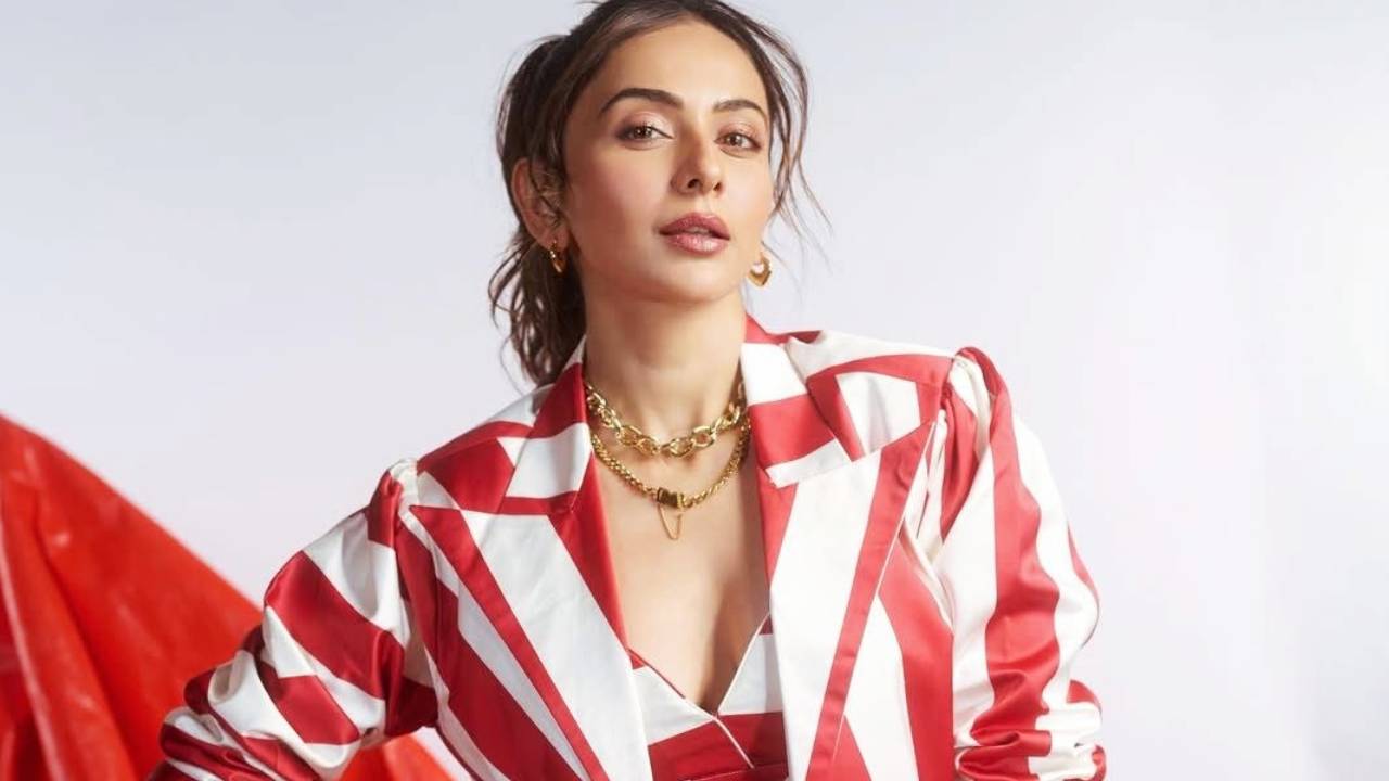 Star Fashion 2026: ಜೆಮೆಟ್ರಿಕ್‌ ಸ್ಟ್ರೈಪ್ಸ್ ಮಿನಿ ಸ್ಕರ್ಟ್‌ನಲ್ಲಿ ರಕುಲ್‌ ಪ್ರೀತ್‌ ಸಿಂಗ್‌ ಬಿಂದಾಸ್‌ ಫ್ಯಾಷನ್‌ - Image 3