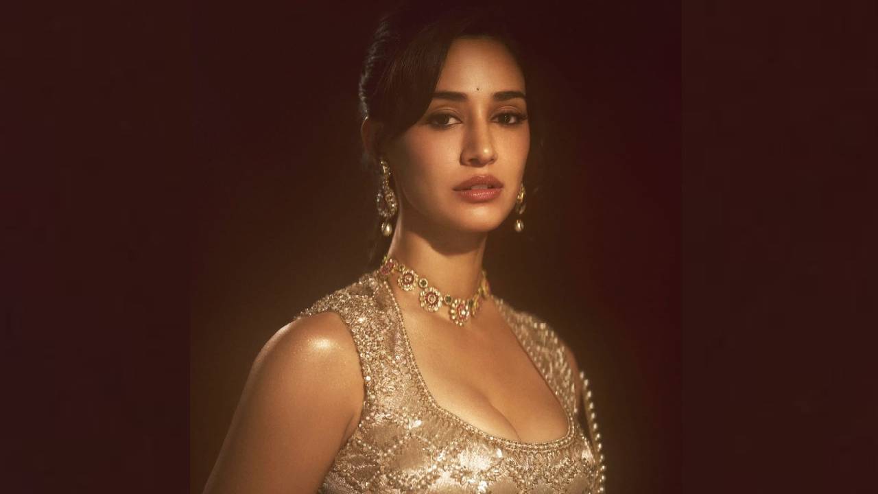 Star Fashion 2025: ಗೋಲ್ಡ್ ಟಿಶ್ಯೂ ಸೀರೆಯಲ್ಲೂ ಹಾಟ್‌ ಆಗಿ ಕಾಣಿಸಿಕೊಂಡ ದಿಶಾ ಪಟಾನಿ - Image 5