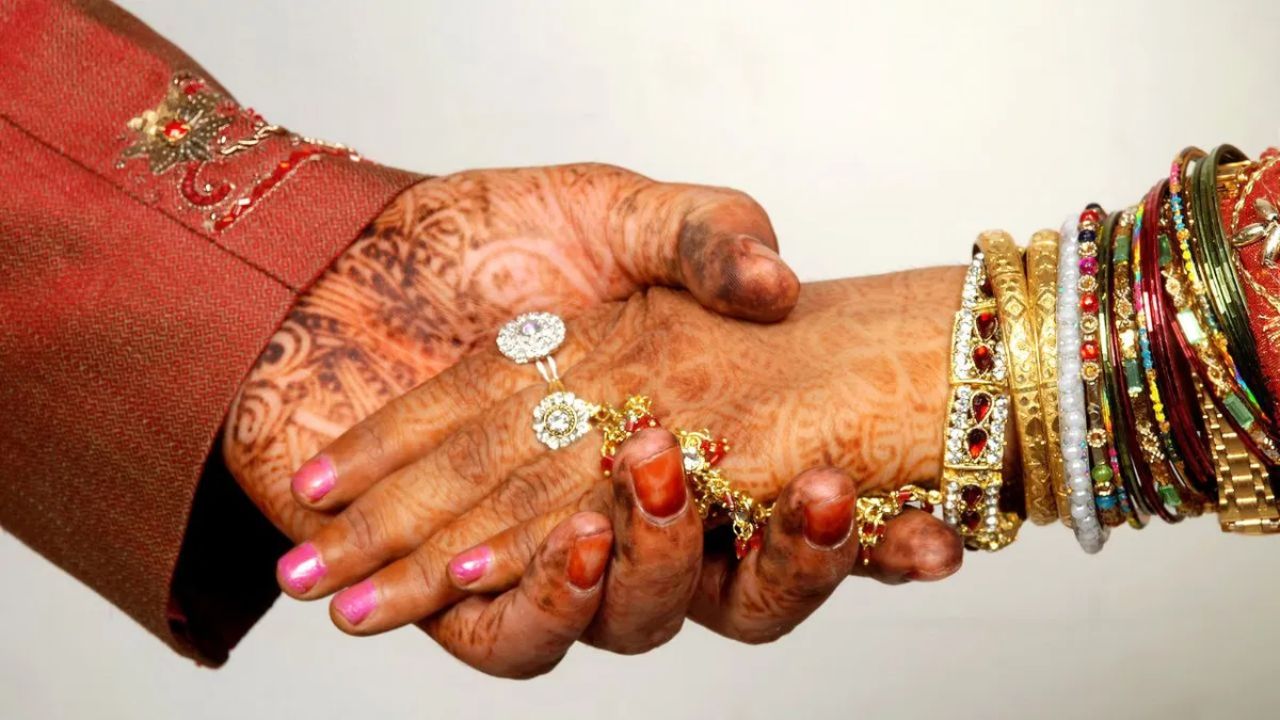 ಸಿನಿಮೀಯ ಶೈಲಿಯಲ್ಲಿ ಮದುವೆಗೆ ಪೊಲೀಸರ ಎಂಟ್ರಿ