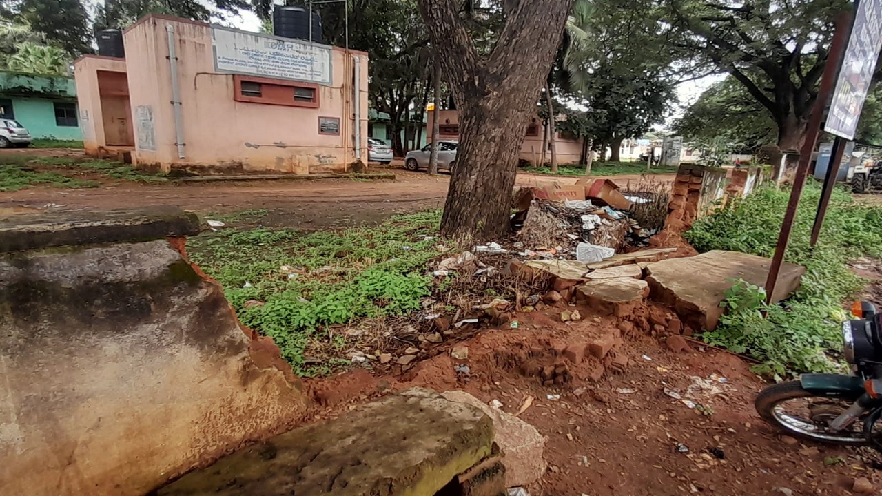 Gubbi News: ಸರ್ಕಾರಿ ಶಾಲೆಗೆ ಕಾಂಪೌಂಡ್ ನಿರ್ಮಾಣಕ್ಕೆ ಒತ್ತಾಯಿಸಿ ಗುಬ್ಬಿ ಹಿತ ರಕ್ಷಣಾ ಸಮಿತಿ ಧರಣಿ