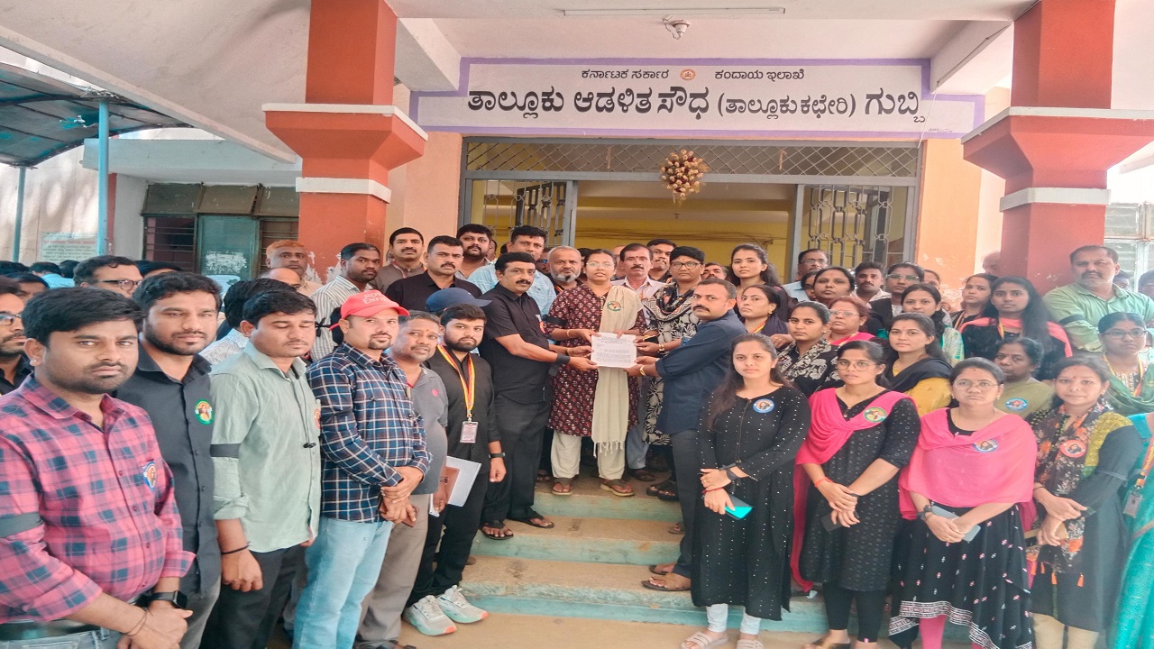 ನಿಮ್ಮೊಂದಿಗೆ ನಾವಿದ್ದೇವೆ ಎಂದ ಗುಬ್ಬಿ ಕಂದಾಯ ನೌಕರರು