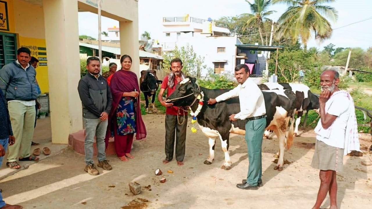 Gudibande News: ಜಾನುವಾರುಗಳಿಗೆ ಕಡ್ಡಾಯವಾಗಿ ಕಾಲುಬಾಯಿ ಲಸಿಕೆ ಹಾಕಿಸಿ : ಡಾ.ಸುಬ್ರಮಣಿ