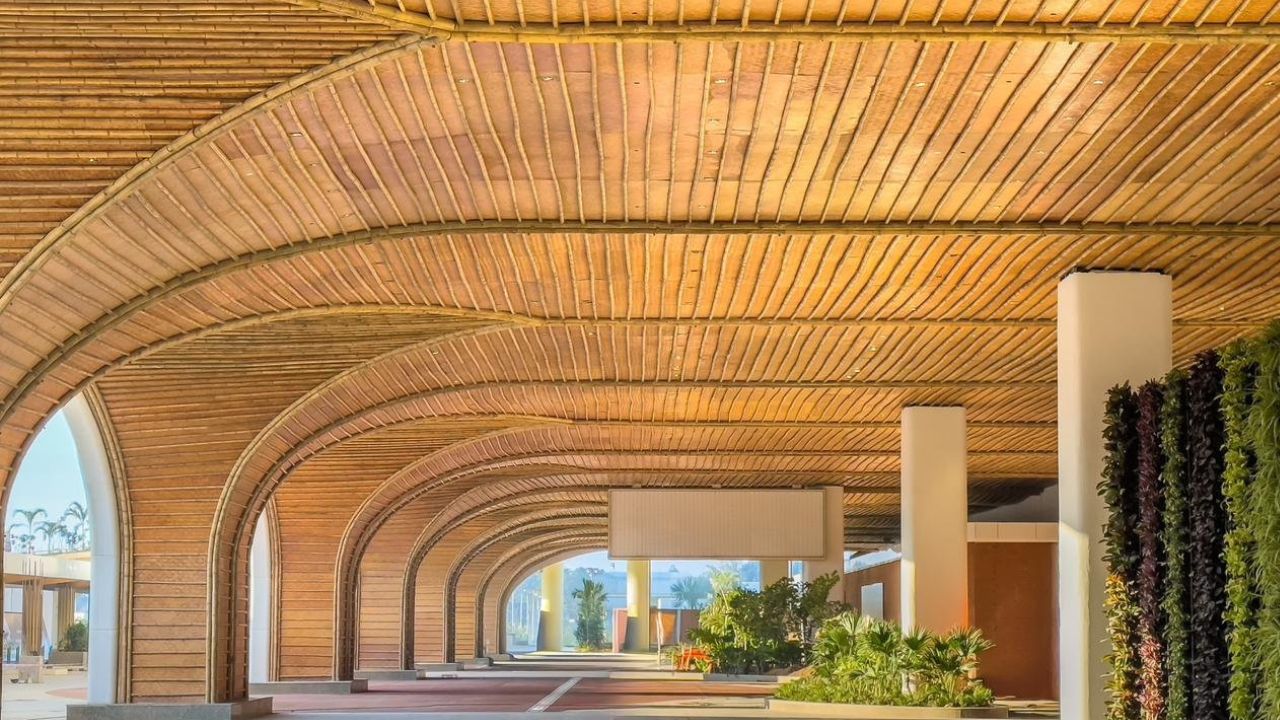 ಗುವಾಹಟಿಯಲ್ಲಿ ಭಾರತದ ಮೊದಲ ಪ್ರಕೃತಿ ಥೀಮ್‌ನ ವಿಮಾನ ನಿಲ್ದಾಣಕ್ಕೆ ಪ್ರಧಾನಿ ನರೇಂದ್ರ ಮೋದಿ ಚಾಲನೆ; ಇಲ್ಲಿದೆ ಕಲರ್‌ಫುಲ್‌ ಫೋಟೊಸ್‌ - Image 3