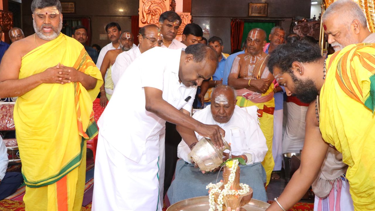 Mahashivratri 2026: ಮಲೆ ಮಹದೇಶ್ವರ ದೇವಾಲಯಕ್ಕೆ ಸಿಎಂ ಭೇಟಿ, ತಂದೆ ಎಚ್.ಡಿ. ದೇವೇಗೌಡರ ಜತೆ ಶಿವನ ದರ್ಶನ ಪಡೆದ ಎಚ್‌ಡಿಕೆ - Image 5