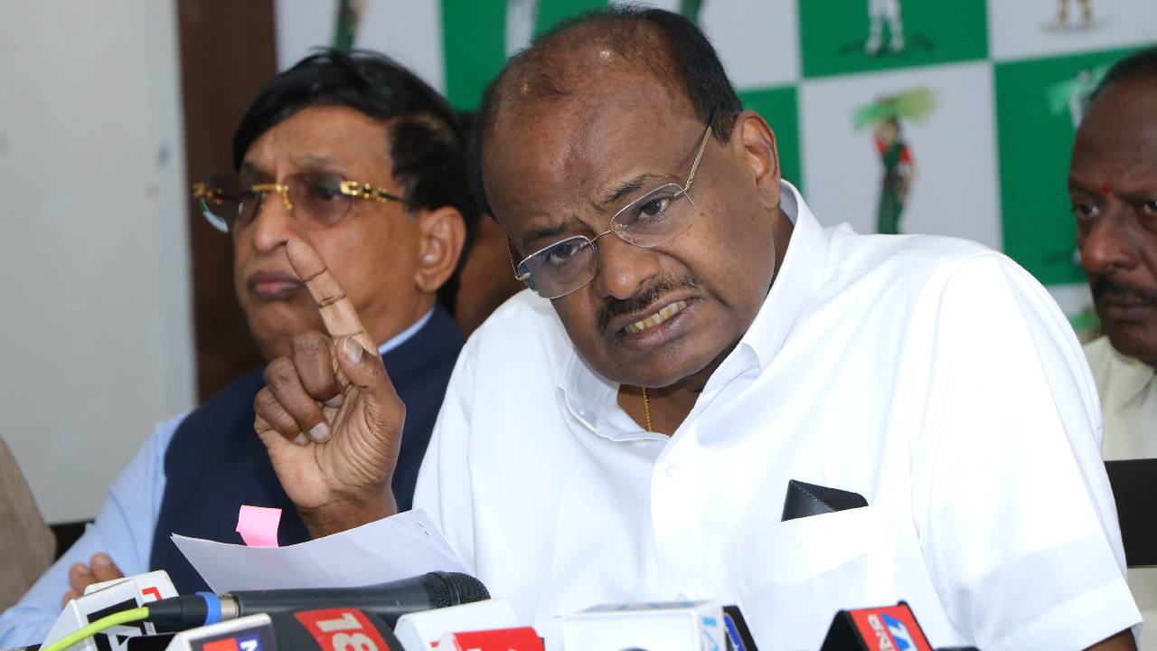 ವೈಫಲ್ಯ ಮುಚ್ಚಿಕೊಳ್ಳಲು ಆರ್ಎಸ್ಎಸ್ ವಿಷಯ ಕೆದಕಿದ್ದಾರೆ: ಎಚ್ಡಿಕೆ ಕಿಡಿ