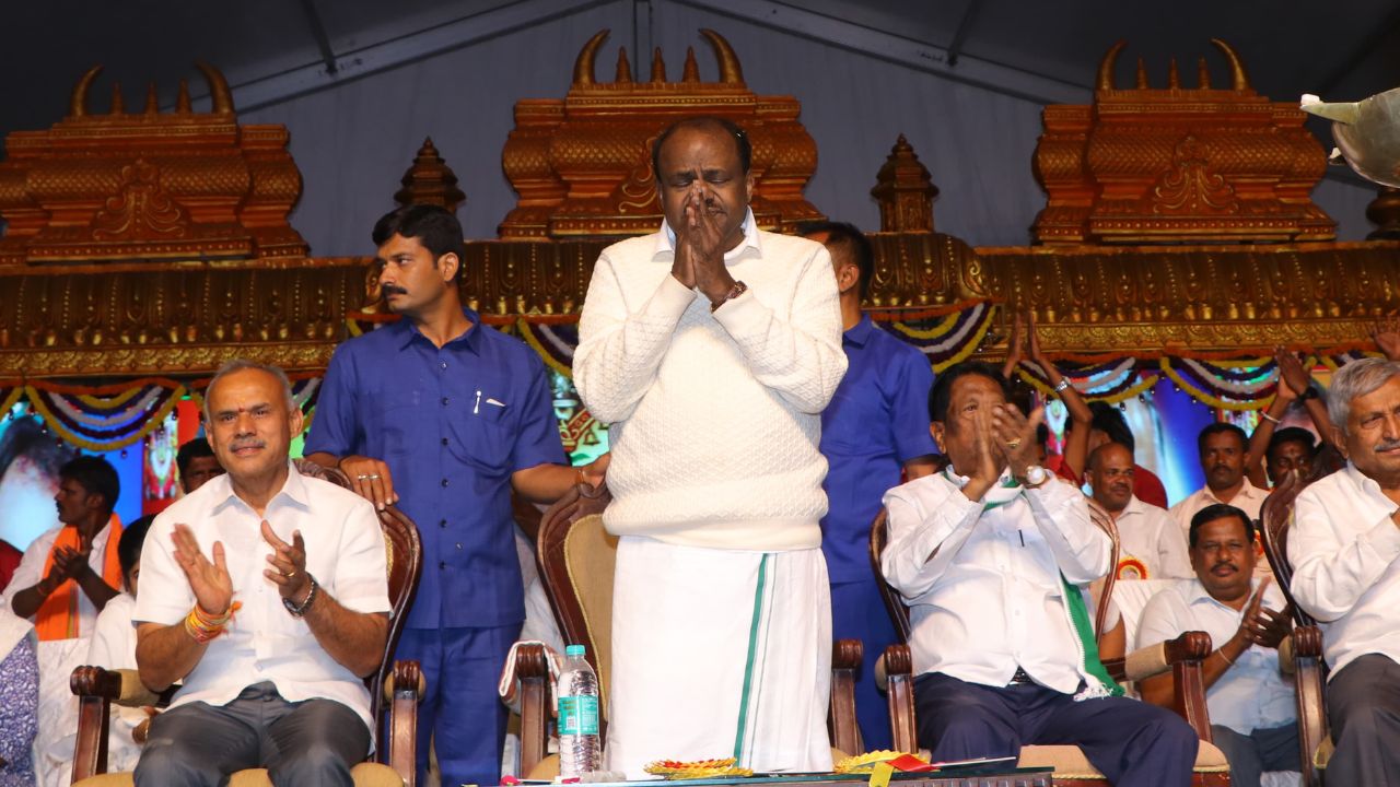 2 ಸಾವಿರಕ್ಕೆ ಮರುಳಾಗಬೇಡಿ, 5 ವರ್ಷ ಒಂದು ಅವಕಾಶ ಕೊಡಿ: ಗೃಹಲಕ್ಷ್ಮಿಯರಿಗೆ ಎಚ್‌.ಡಿ. ಕುಮಾರಸ್ವಾಮಿ ಮನವಿ