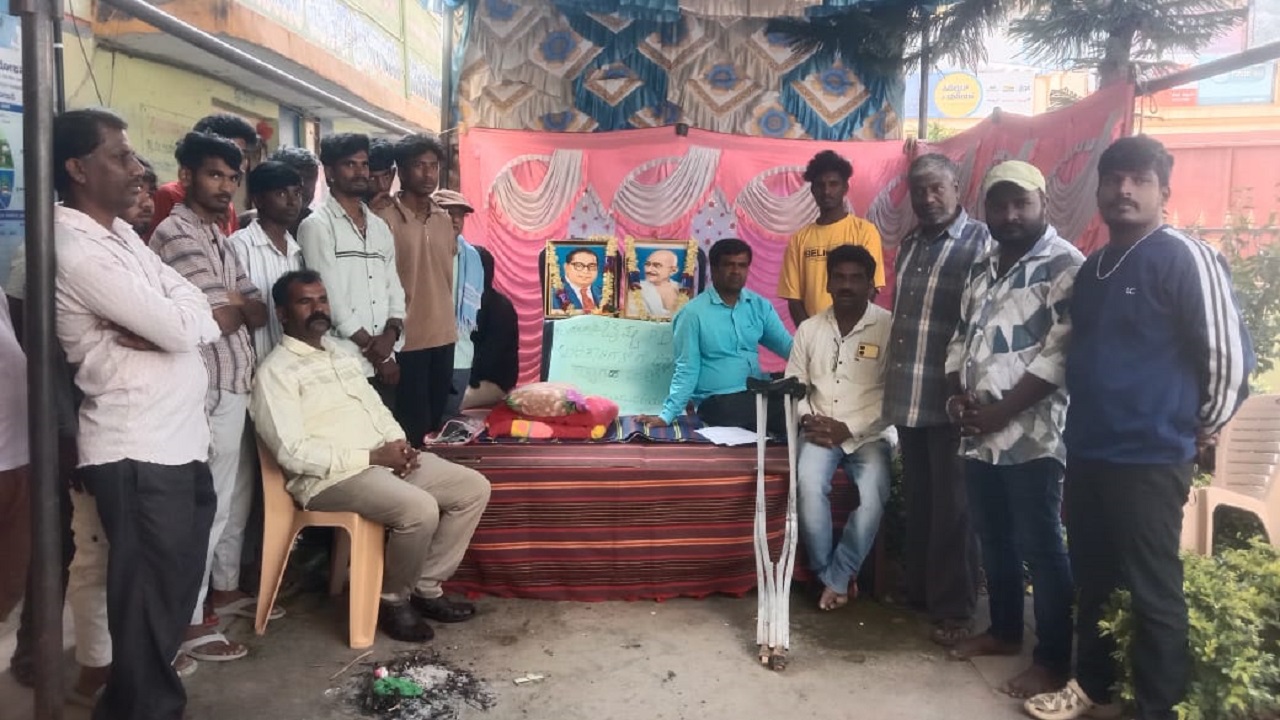 ಹಗಲು ರಾತ್ರಿ ಧರಣಿ ಕುಳಿತ ವಿಕಲಾಂಗ ಸಂತೋಷ್