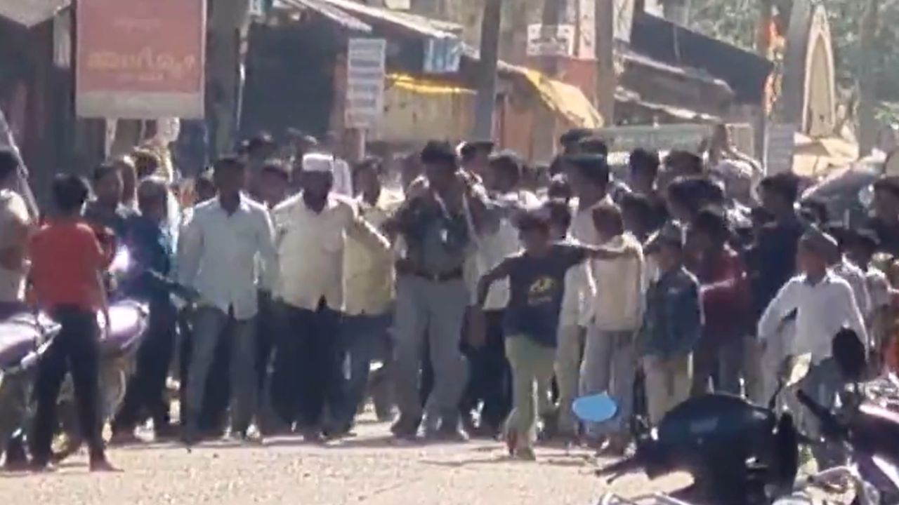 Haveri News: ವಿದ್ಯಾರ್ಥಿನಿ ಮೇಲೆ ಲೈಂಗಿಕ ದೌರ್ಜನ್ಯ; ಉರ್ದು ಶಾಲೆ ಶಿಕ್ಷಕನಿಗೆ ಥಳಿಸಿ, ಚಪ್ಪಲಿ ಹಾರ ಹಾಕಿ ಮೆರವಣಿಗೆ