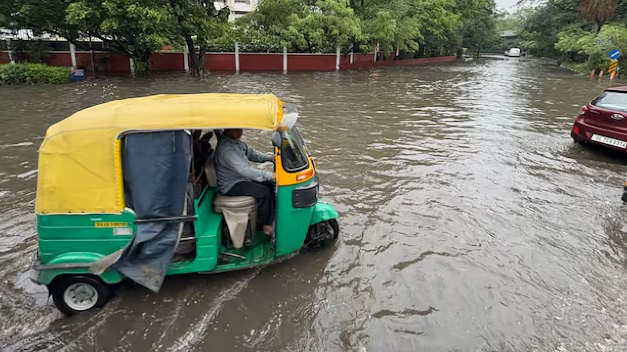 ದೆಹಲಿ-ಎನ್ಸಿಆರ್ನಲ್ಲಿ ಭಾರೀ ಮಳೆ; ಮುಳುಗಡೆಗೊಂಡ ರಸ್ತೆಗಳು
