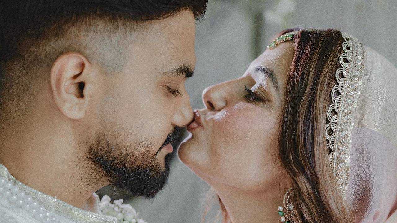 Hina Khan: ಗೆಳೆಯ ರಾಕಿ ಜೈಸ್ವಾಲ್ ಕೈ ಹಿಡಿದ ಹಿನಾ ಖಾನ್; ವೆಡ್ಡಿಂಗ್ ಫೋಟೊ ಇಲ್ಲಿದೆ - Image 5