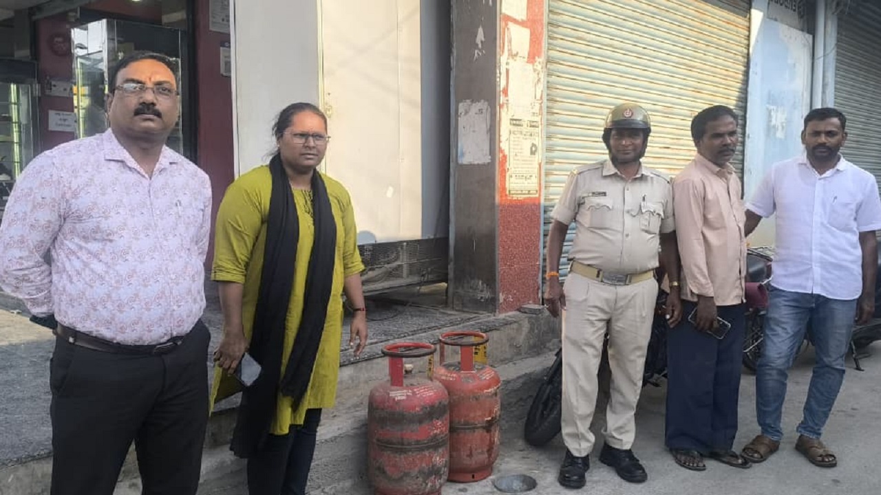 Hotel Raid: ಹೋಟೆಲ್‌ಗಳ ಮೇಲೆ ಅಧಿಕಾರಿಗಳ ದಿಢೀರ್ ದಾಳಿ; 2 ಗೃಹ ಬಳಕೆ ಸಿಲಿಂಡರ್‌ಗಳ ಜಪ್ತಿ