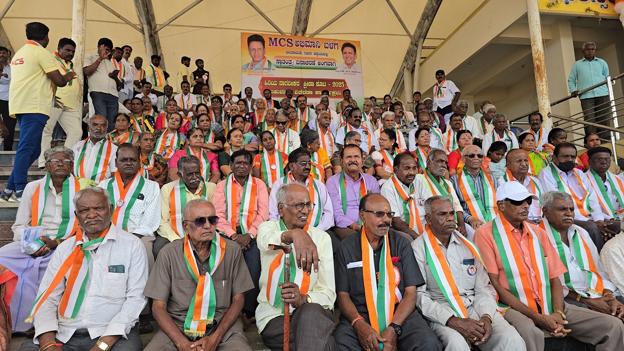 ಹಿರಿಯ ನಾಗರಿಕರಿಗೆ ಬಹುಮಾನಗಳ ವಿತರಿಸಿದ ಎಂ ಸಿ ಎಸ್ ಅಭಿಮಾನಿ ಬಳಗ
