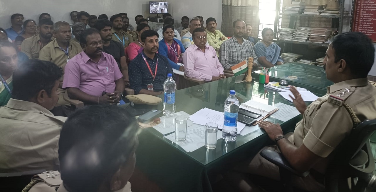 Gauribidanur News: ಮಕ್ಕಳ ಜೀವದ ರಕ್ಷಣೆಯ ಹೊಣೆಯನ್ನು ಚಾಲಕರ ಜೊತೆಗೆ ಶಾಲಾ ಮುಖ್ಯಸ್ಥರು ಹೊರಬೇಕು