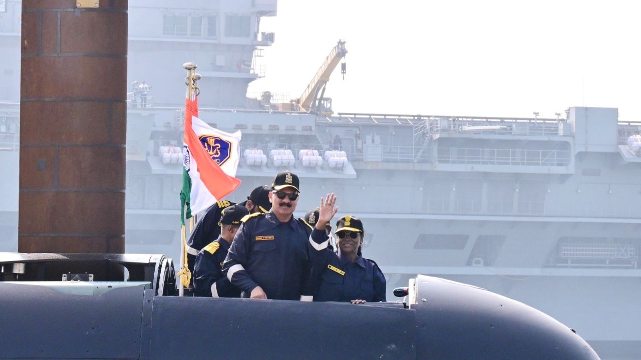 ಕಾರವಾರದಲ್ಲಿ ಸಬ್‌ಮರೀನ್‌ನಲ್ಲಿ ಪ್ರಯಾಣಿಸಿ ಇತಿಹಾಸ ಬರೆದ ದ್ರೌಪದಿ ಮುರ್ಮು; ಜಲಾಂತರ್ಗಾಮಿ ಯಾನ ಮಾಡಿದ ಮೊದಲ ಮಹಿಳಾ ರಾಷ್ಟ್ರಪತಿ - Image 3