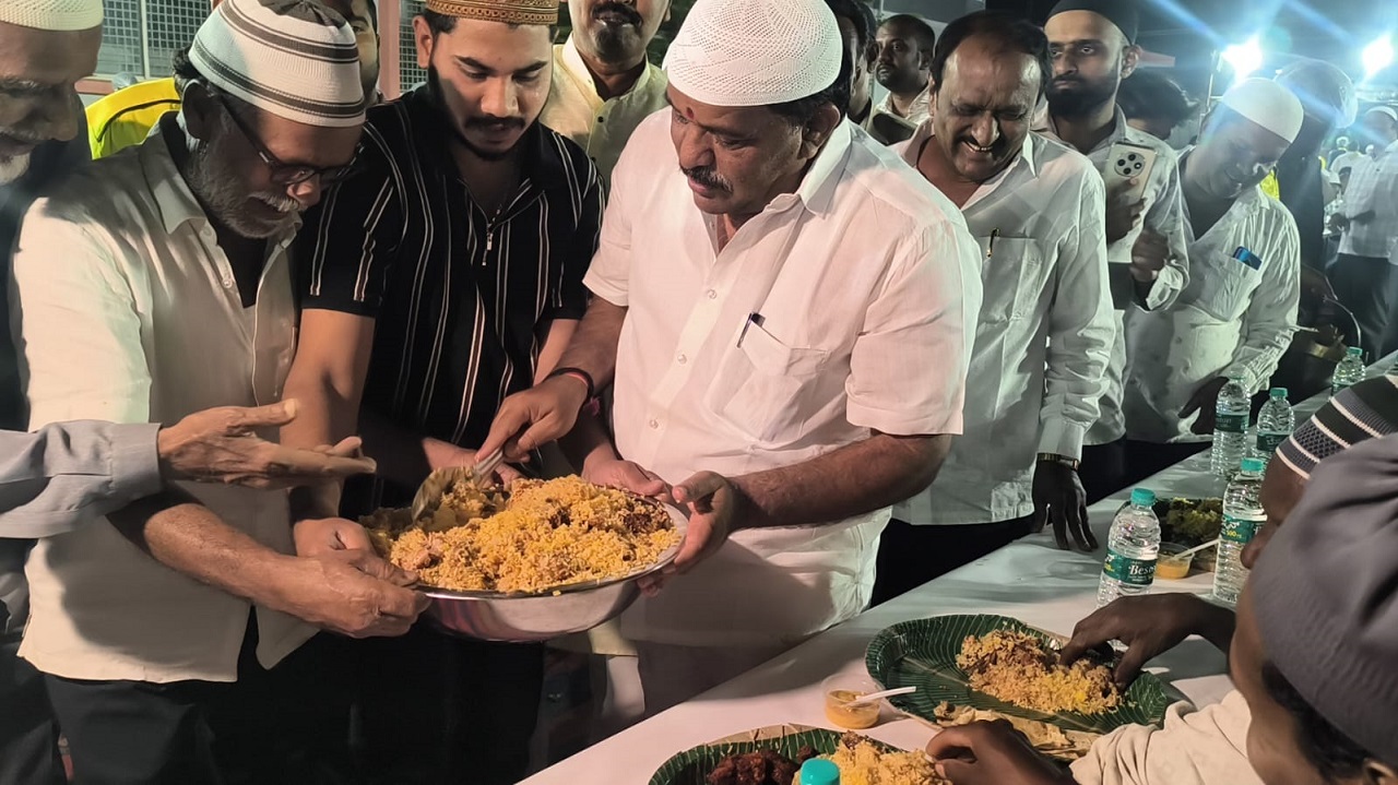 ಉಳ್ಳವರು ಬಡವರಿಗೆ ದಾನ ಮಾಡುವ ಮೂಲಕ ಮಾನವೀಯತೆ ಉಳಿಸಬೇಕು