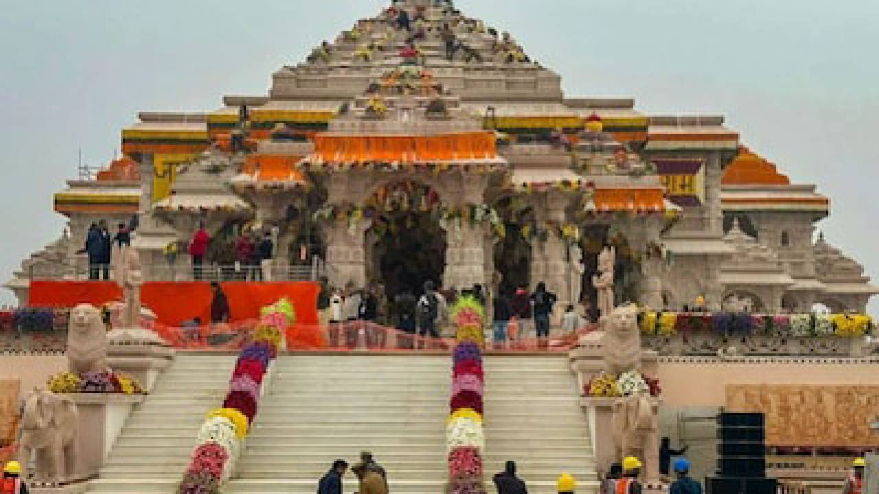 ಅಯೋಧ್ಯೆಯ ರಾಮಮಂದಿರದಲ್ಲಿ ಮೊದಲ ಬಾರಿಗೆ ಧ್ವಜಾರೋಹಣ