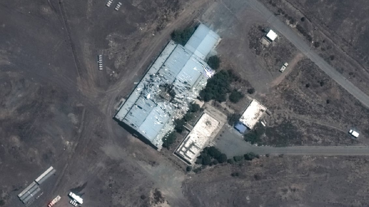 Israel-Iran Conflict: ಇಸ್ರೇಲ್ ಕ್ಷಿಪಣಿಗಳ ಅಬ್ಬರಕ್ಕೆ ಇರಾನ್ ಪರಮಾಣು ಕ್ಷೇತ್ರ ಸಂಪೂರ್ಣ ನಾಶ; ಸ್ಯಾಟ್ಲೈಟ್ ಫೋಟೋ ವೈರಲ್ - Image 2