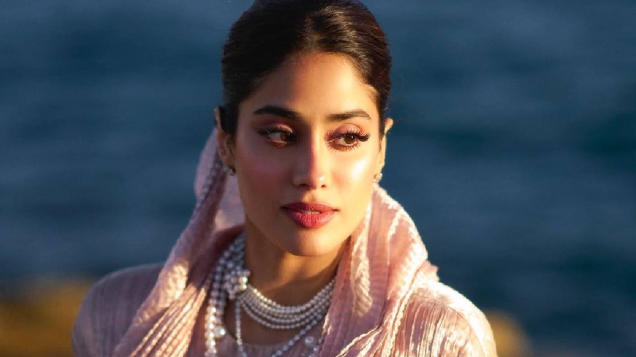 Cannes 2025: ಕೇನ್ಸ್ ಫಿಲ್ಮ್ ಫೆಸ್ಟಿವಲ್ಗೆ ಬಾಲಿವುಡ್ ನಟಿ ಶ್ರೀದೇವಿ ಪುತ್ರಿ ಜಾಹ್ನವಿ ಗ್ರ್ಯಾಂಡ್ ಎಂಟ್ರಿ; ಅಮ್ಮನಿಗೆ ಹೋಲಿಸಿದ ನೆಟ್ಟಿಗರು - Image 4