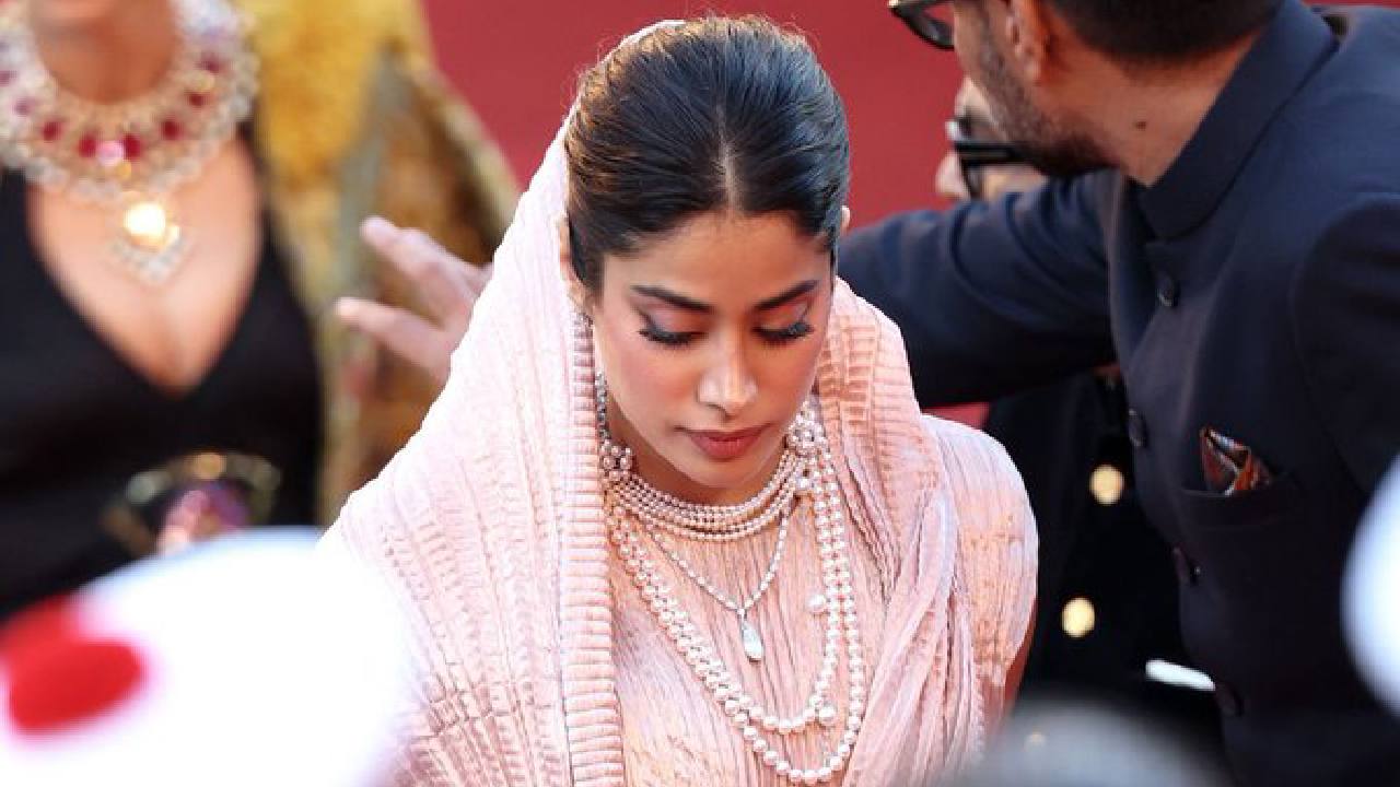 Cannes 2025: ಕೇನ್ಸ್ ಫಿಲ್ಮ್ ಫೆಸ್ಟಿವಲ್ಗೆ ಬಾಲಿವುಡ್ ನಟಿ ಶ್ರೀದೇವಿ ಪುತ್ರಿ ಜಾಹ್ನವಿ ಗ್ರ್ಯಾಂಡ್ ಎಂಟ್ರಿ; ಅಮ್ಮನಿಗೆ ಹೋಲಿಸಿದ ನೆಟ್ಟಿಗರು - Image 1
