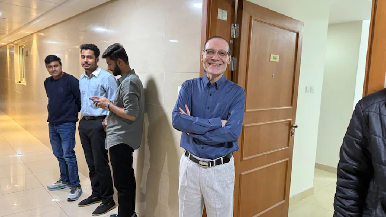 ದುಬೈನಲ್ಲಿ ಸಿಲುಕಿರುವ ಭಾರತೀಯರಿಗೆ ಅಪಾರ್ಟ್‌ಮೆಂಟ್‌ ಬಿಟ್ಟುಕೊಟ್ಟ ಉದ್ಯಮಿ!