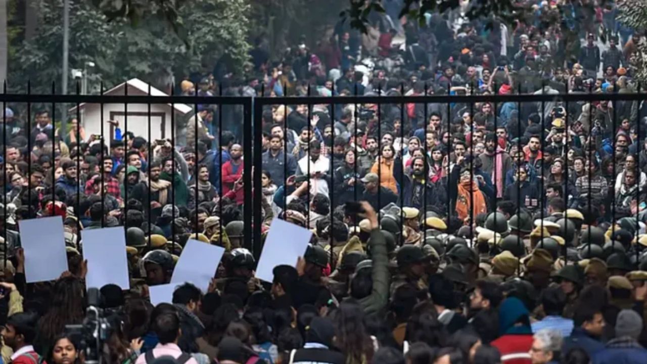 ಹಿಂಸಾಚಾರಕ್ಕೆ ತಿರುಗಿದ ಜೆಎನ್‌ಯು ಪ್ರತಿಭಟನೆ