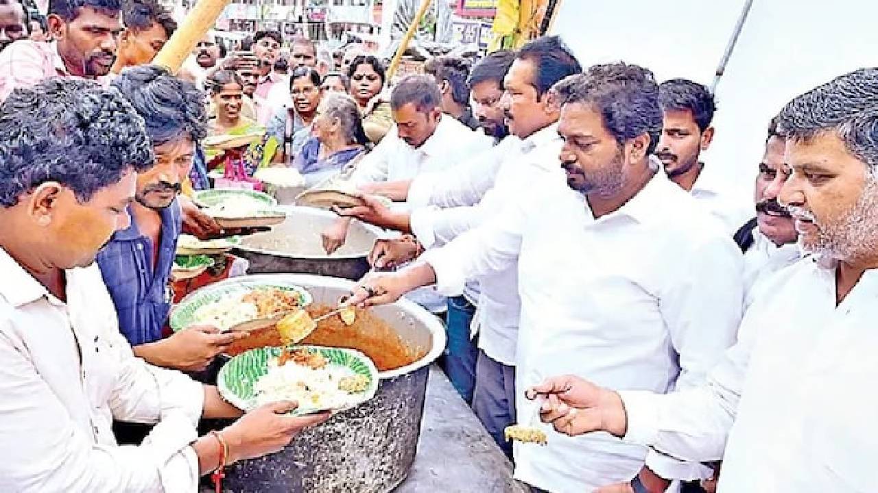 ಗಣೇಶ ಮೂರ್ತಿ ಇರುವ ಸ್ಥಳದಲ್ಲೇ ಚಿಕನ್ ಬಿರಿಯಾನಿ ಹಂಚಿಕೆ!