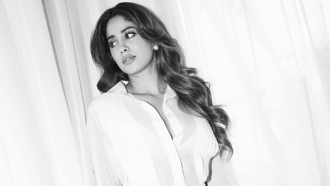 Janhvi Kapoor: ಶ್ರೀದೇವಿ ಪುತ್ರಿಯ ಬೋಲ್ಡ್‌ ಫೋಟೋ ಶೂಟ್‌; ಟ್ರಾನ್ಸ್​ಪರೆಂಟ್​ ಟಾಪ್ ಹಾಕಿ ಸೆಕ್ಸಿ ಪೋಸ್‌ ಕೊಟ್ಟ ಜಾನ್ವಿ - Image 2