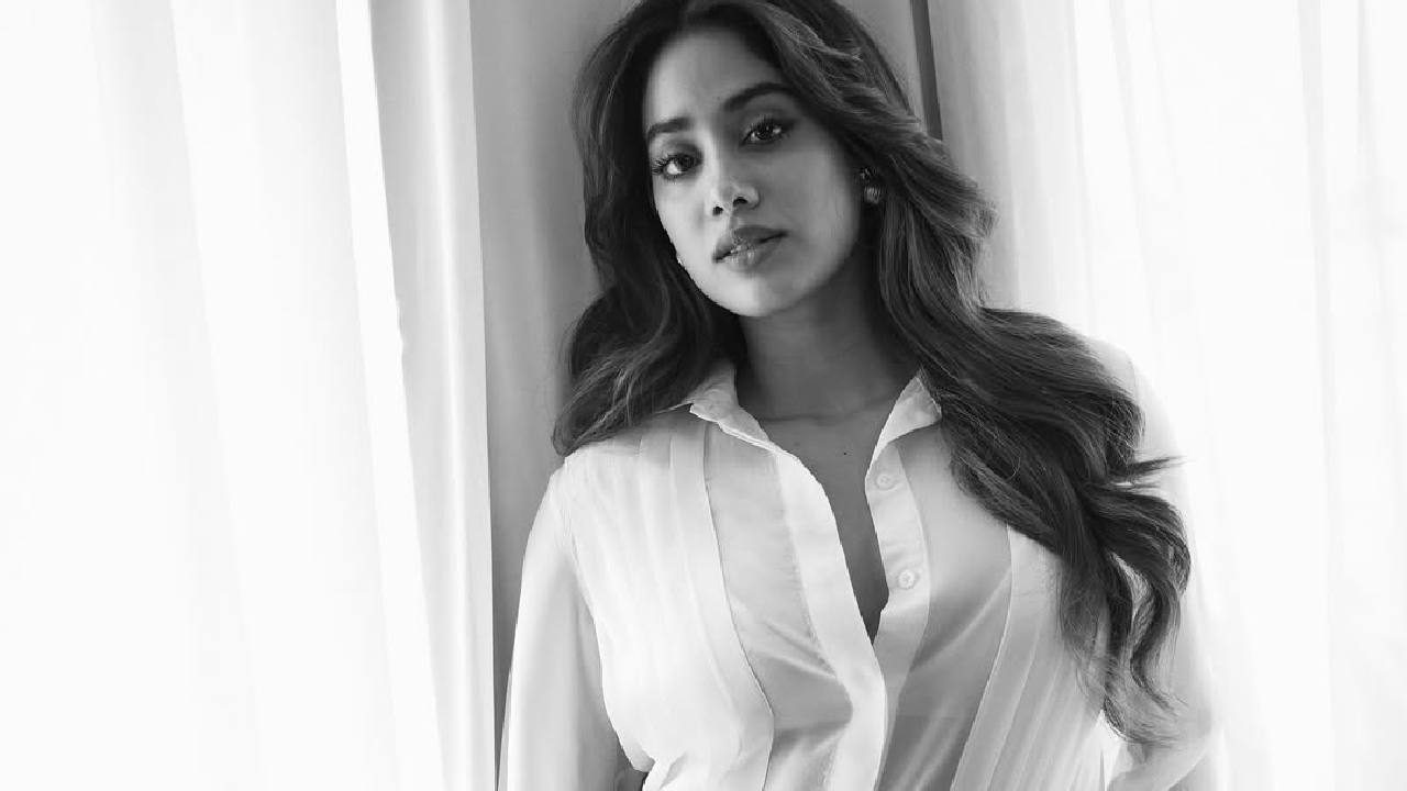 Janhvi Kapoor: ಶ್ರೀದೇವಿ ಪುತ್ರಿಯ ಬೋಲ್ಡ್‌ ಫೋಟೋ ಶೂಟ್‌; ಟ್ರಾನ್ಸ್​ಪರೆಂಟ್​ ಟಾಪ್ ಹಾಕಿ ಸೆಕ್ಸಿ ಪೋಸ್‌ ಕೊಟ್ಟ ಜಾನ್ವಿ - Image 5