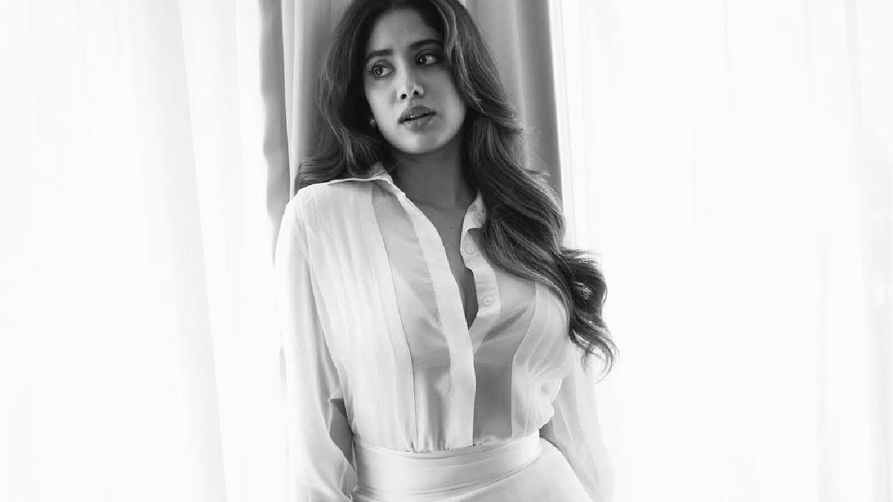 Janhvi Kapoor: ಶ್ರೀದೇವಿ ಪುತ್ರಿಯ ಬೋಲ್ಡ್‌ ಫೋಟೋ ಶೂಟ್‌; ಟ್ರಾನ್ಸ್​ಪರೆಂಟ್​ ಟಾಪ್ ಹಾಕಿ ಸೆಕ್ಸಿ ಪೋಸ್‌ ಕೊಟ್ಟ ಜಾನ್ವಿ - Image 4