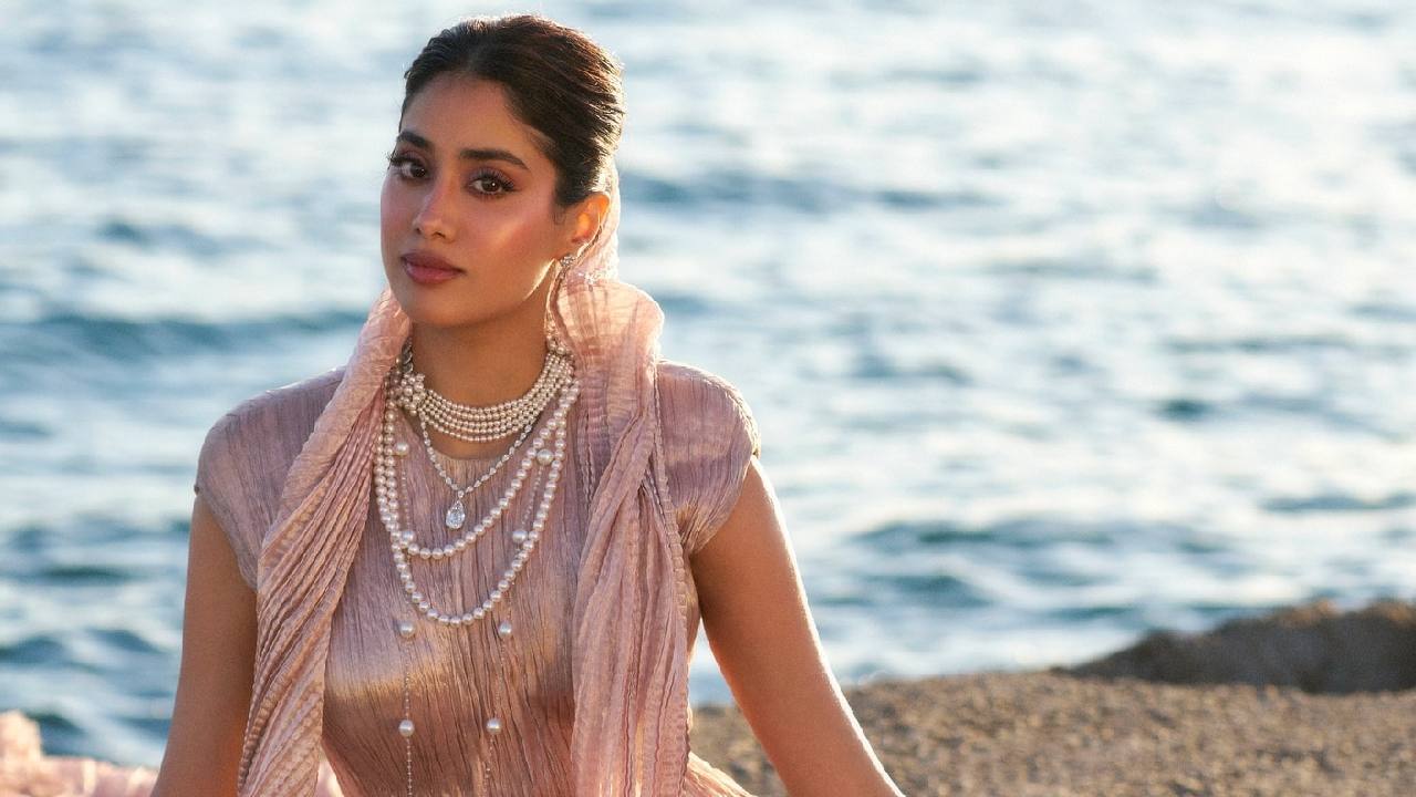 Cannes 2025: ಹೋಮ್ಬೌಂಡ್ ಚಿತ್ರದ ಪ್ರೀಮಿಯರ್ನಲ್ಲಿ ಅಪ್ಸರೆಯಂತೆ ಕಂಗೊಳಿಸಿದ ನಟಿ ಜಾನ್ವಿ ಕಪೂರ್; - Image 5