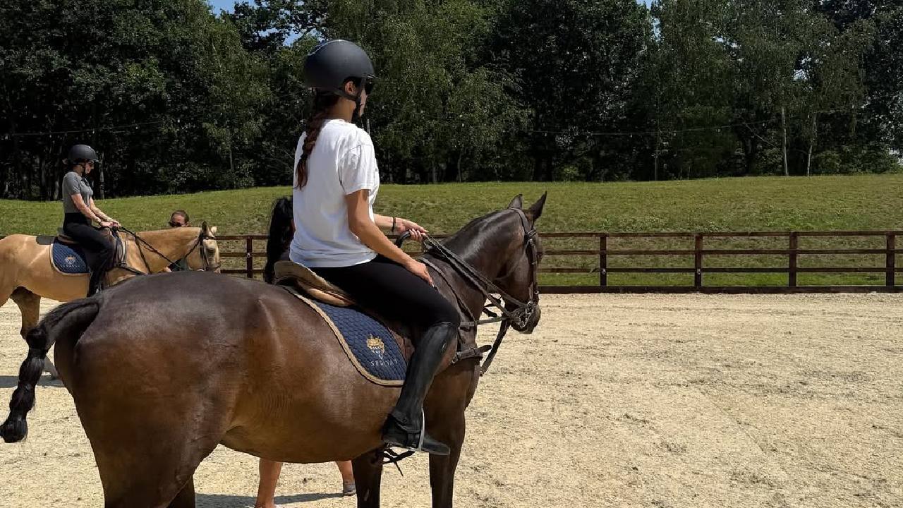 Janhvi Kapoor: ಶ್ರೀದೇವಿ ಪುತ್ರಿಯರ ಲಂಡನ್ ಪ್ರವಾಸ; ಮಸ್ತ್ ಮಸ್ತ್ ಫೋಟೋಸ್ಗೆ ಪೋಸ್ ಕೊಟ್ಟ ಸಿಸ್ಟರ್ಸ್ - Image 4