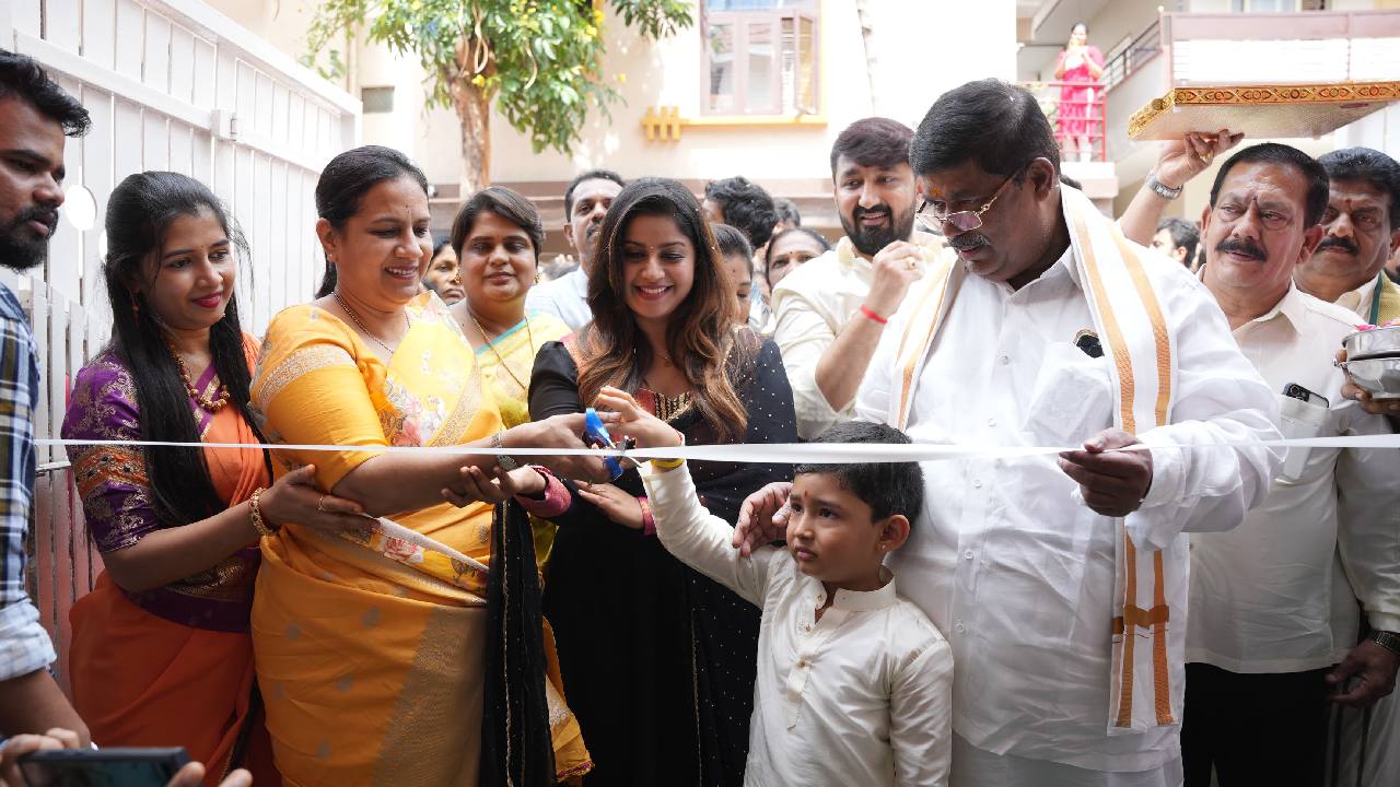 Ashwini puneeth: ರಾಜಾಜಿನಗರದಲ್ಲಿ ಜೂನಿಯರ್ ಟೋಸ್ ಶುಭಾರಂಭ; ಅಶ್ವಿನಿ ಪುನೀತ್ ಕನಸಿಗೆ ಶಾಸಕ ಗೋಪಾಲಯ್ಯ-ಅನುಶ್ರೀ ಸಾಥ್ - Image 2