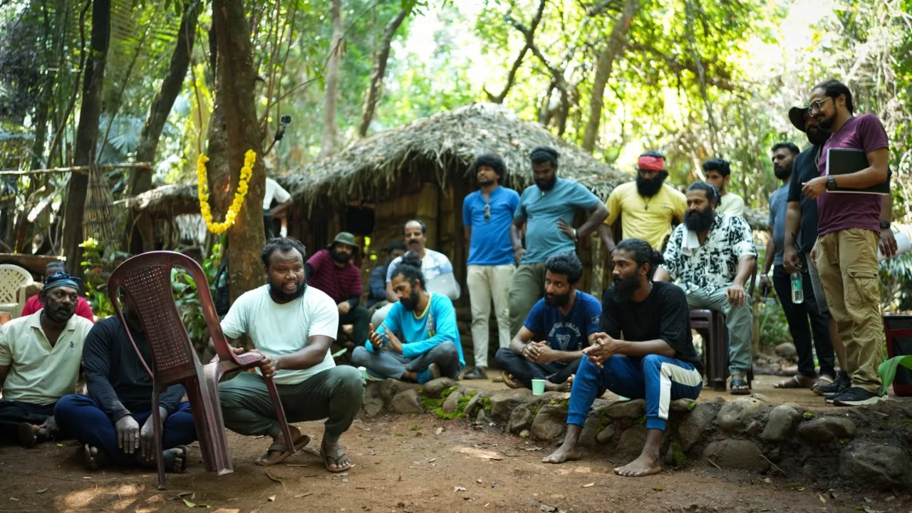 Photos: ʻಕಾಂತಾರ: ಚಾಪ್ಟರ್‌ 1ʼ ಸಿನಿಮಾದ ಮೊದಲ ವರ್ಕ್‌ಶಾಪ್‌ನ ಫೋಟೋಗಳನ್ನ ಶೇರ್‌ ಮಾಡಿ ರಿಷಬ್‌ ಶೆಟ್ಟಿ ಹೇಳಿದ್ದೇನು? - Image 1