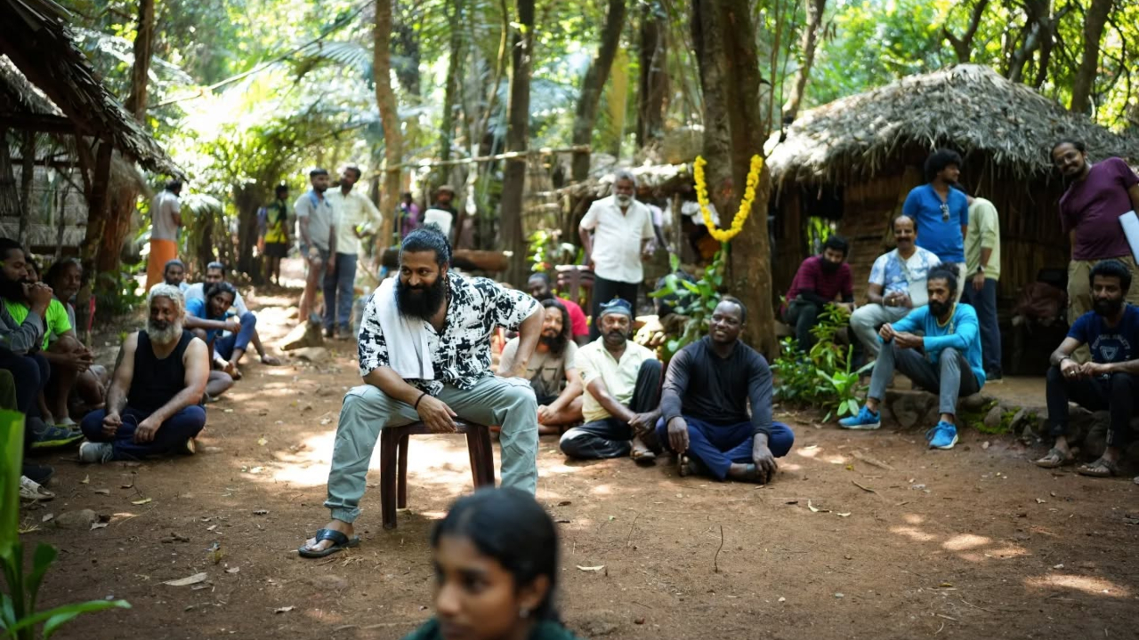 Photos: ʻಕಾಂತಾರ: ಚಾಪ್ಟರ್‌ 1ʼ ಸಿನಿಮಾದ ಮೊದಲ ವರ್ಕ್‌ಶಾಪ್‌ನ ಫೋಟೋಗಳನ್ನ ಶೇರ್‌ ಮಾಡಿ ರಿಷಬ್‌ ಶೆಟ್ಟಿ ಹೇಳಿದ್ದೇನು? - Image 3