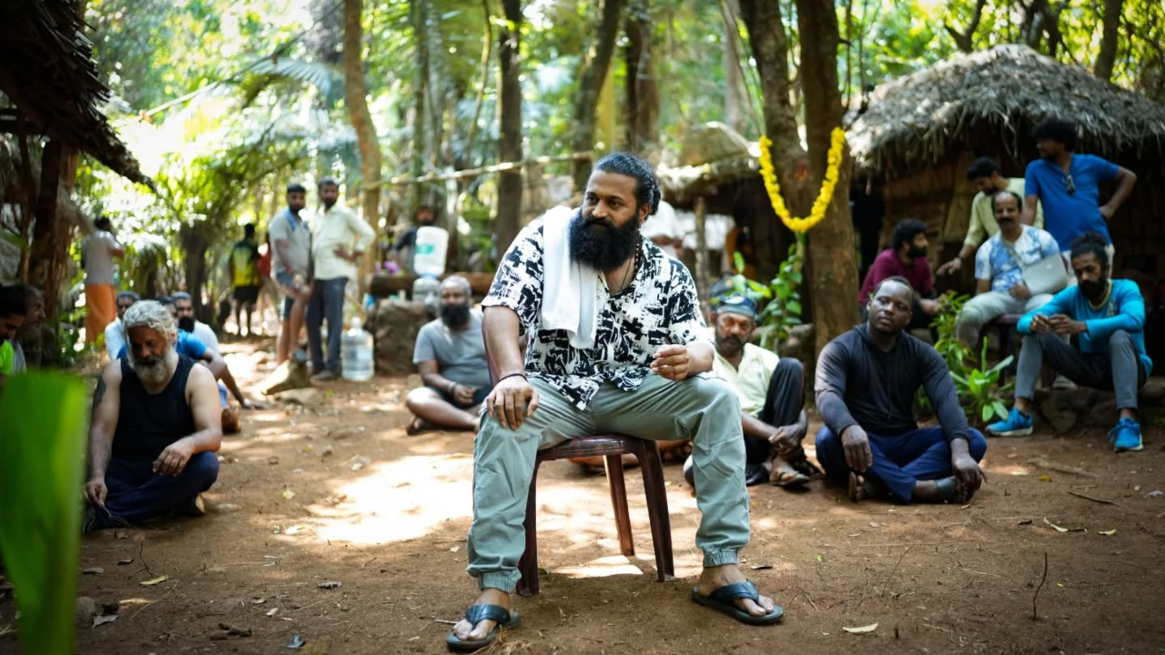 Photos: ʻಕಾಂತಾರ: ಚಾಪ್ಟರ್‌ 1ʼ ಸಿನಿಮಾದ ಮೊದಲ ವರ್ಕ್‌ಶಾಪ್‌ನ ಫೋಟೋಗಳನ್ನ ಶೇರ್‌ ಮಾಡಿ ರಿಷಬ್‌ ಶೆಟ್ಟಿ ಹೇಳಿದ್ದೇನು? - Image 4