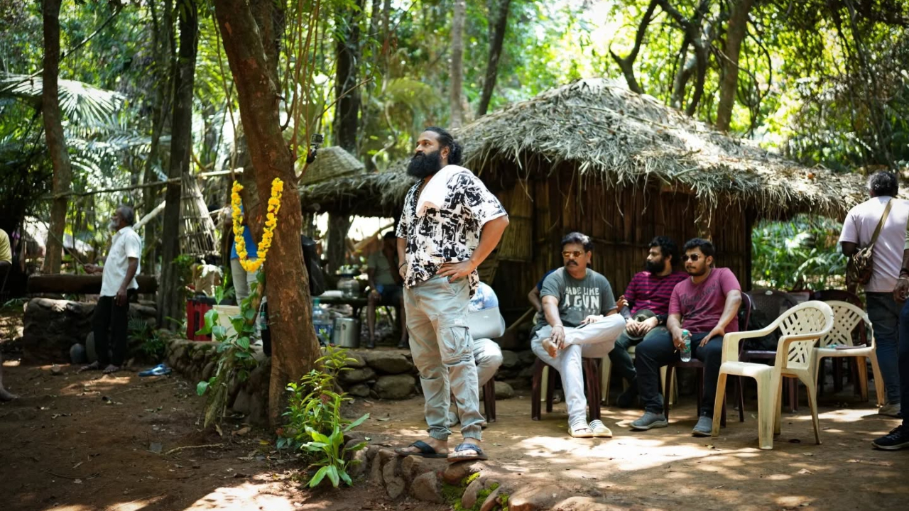 Photos: ʻಕಾಂತಾರ: ಚಾಪ್ಟರ್‌ 1ʼ ಸಿನಿಮಾದ ಮೊದಲ ವರ್ಕ್‌ಶಾಪ್‌ನ ಫೋಟೋಗಳನ್ನ ಶೇರ್‌ ಮಾಡಿ ರಿಷಬ್‌ ಶೆಟ್ಟಿ ಹೇಳಿದ್ದೇನು? - Image 5