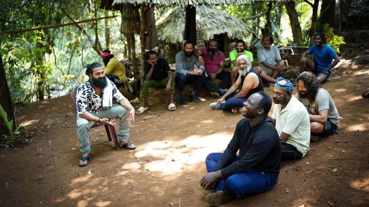 Photos: ʻಕಾಂತಾರ: ಚಾಪ್ಟರ್‌ 1ʼ ಸಿನಿಮಾದ ಮೊದಲ ವರ್ಕ್‌ಶಾಪ್‌ನ ಫೋಟೋಗಳನ್ನ ಶೇರ್‌ ಮಾಡಿ ರಿಷಬ್‌ ಶೆಟ್ಟಿ ಹೇಳಿದ್ದೇನು? - Image 6