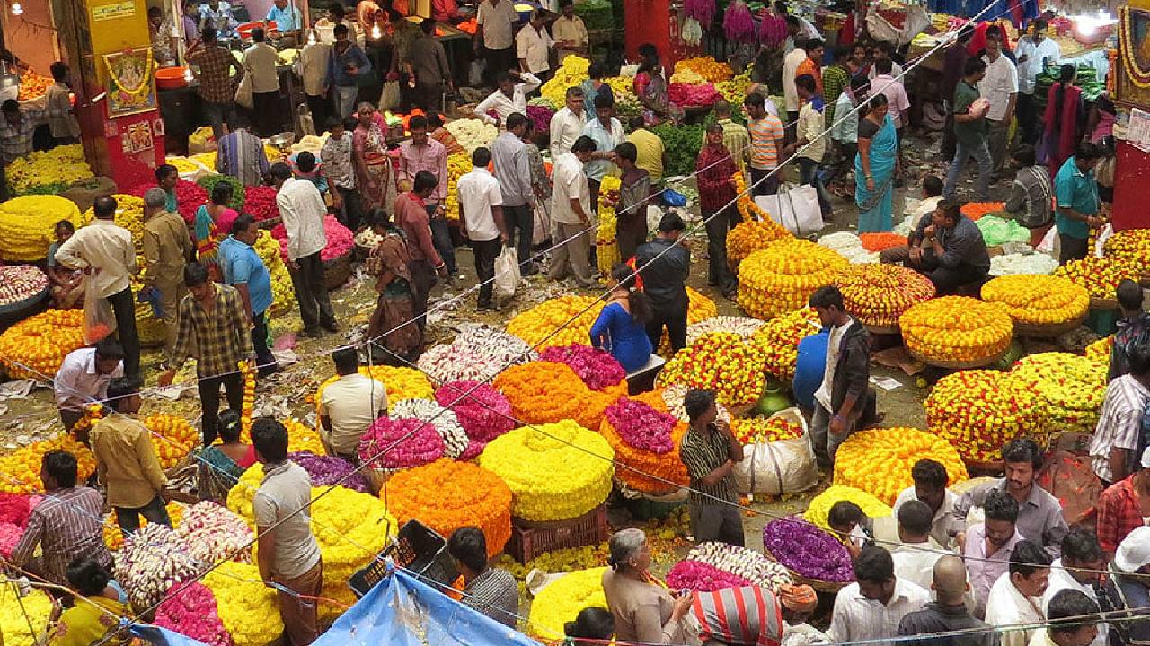 ನಾಡಿನೆಲ್ಲೆಡೆ ವರಮಹಾಲಕ್ಷ್ಮಿ ಹಬ್ಬದ ಸಂಭ್ರಮ, ಹೂವು ಹಣ್ಣು ತುಟ್ಟಿ