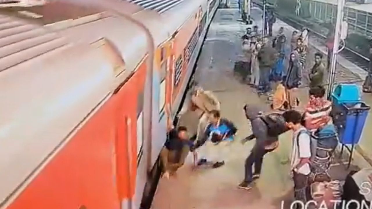 KR Puram railway station: ರೈಲಿನಡಿ ಬೀಳುತ್ತಿದ್ದ ಪ್ರಯಾಣಿಕನನ್ನು ದೇವರಂತೆ ಬಂದು ರಕ್ಷಿಸಿದ ರೈಲ್ವೆ ಸಿಬ್ಬಂದಿ, ಮಾಜಿ ಸೈನಿಕ!; ವಿಡಿಯೋ ವೈರಲ್‌