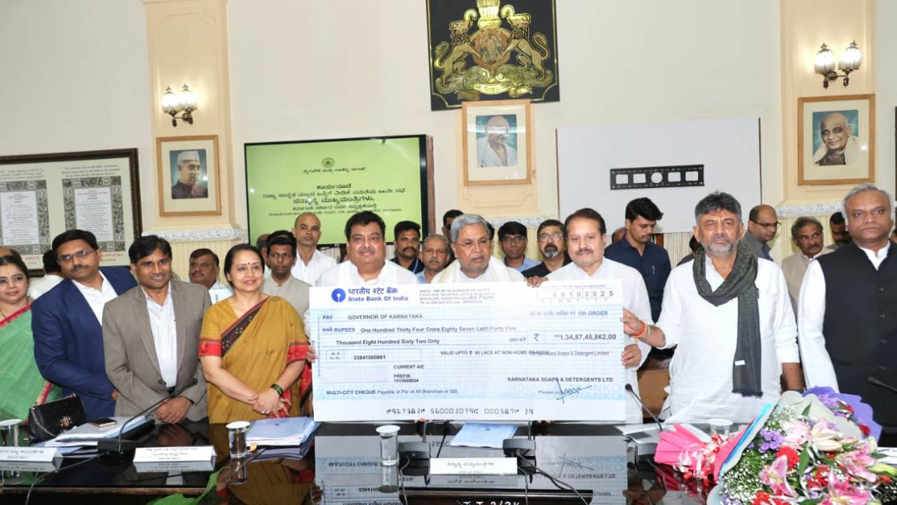 ಕೆಎಸ್‌ಡಿಎಲ್‌ನಿಂದ ಸರ್ಕಾರಕ್ಕೆ ₹135 ಕೋಟಿ ಡಿವಿಡೆಂಡ್ ಚೆಕ್ ಹಸ್ತಾಂತರ
