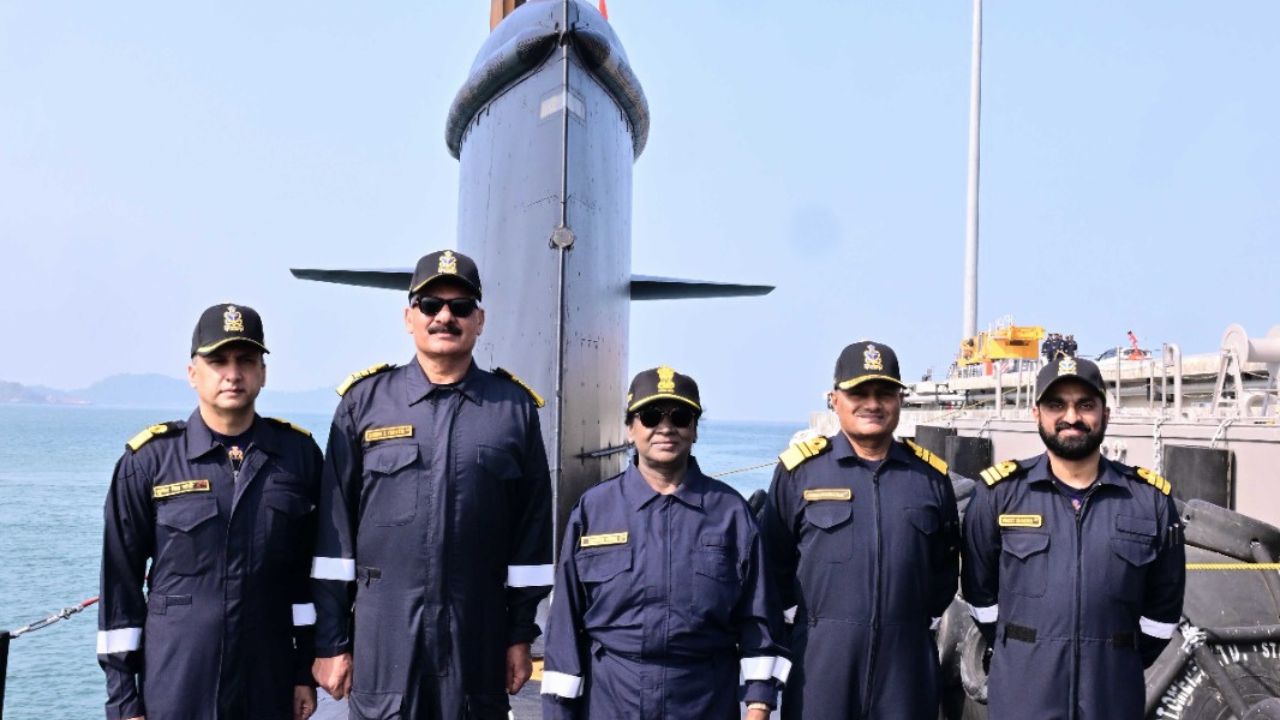 ಕಾರವಾರದಲ್ಲಿ ಸಬ್‌ಮರೀನ್‌ನಲ್ಲಿ ಪ್ರಯಾಣಿಸಿ ಇತಿಹಾಸ ಬರೆದ ದ್ರೌಪದಿ ಮುರ್ಮು; ಜಲಾಂತರ್ಗಾಮಿ ಯಾನ ಮಾಡಿದ ಮೊದಲ ಮಹಿಳಾ ರಾಷ್ಟ್ರಪತಿ - Image 4