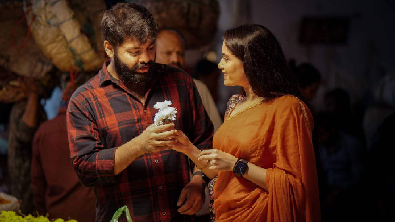 ಕೆ.ಆರ್.ಮಾರುಕಟ್ಟೆಯಲ್ಲಿ ʼಕಮಲ್ ಶ್ರೀದೇವಿʼ: ಸೋನೆ ಮಳೆ ಜತೆಗೆ ಸಚಿನ್ ಚಲುವರಾಯಸ್ವಾಮಿ-ಸಂಗೀತಾ ಭಟ್ ಮಸ್ತ್ ಫೋಟೊ ಶೂಟ್ - Image 2