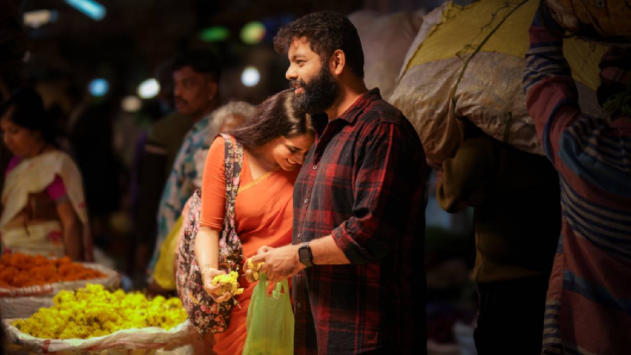 ಕೆ.ಆರ್.ಮಾರುಕಟ್ಟೆಯಲ್ಲಿ ʼಕಮಲ್ ಶ್ರೀದೇವಿʼ: ಸೋನೆ ಮಳೆ ಜತೆಗೆ ಸಚಿನ್ ಚಲುವರಾಯಸ್ವಾಮಿ-ಸಂಗೀತಾ ಭಟ್ ಮಸ್ತ್ ಫೋಟೊ ಶೂಟ್ - Image 3
